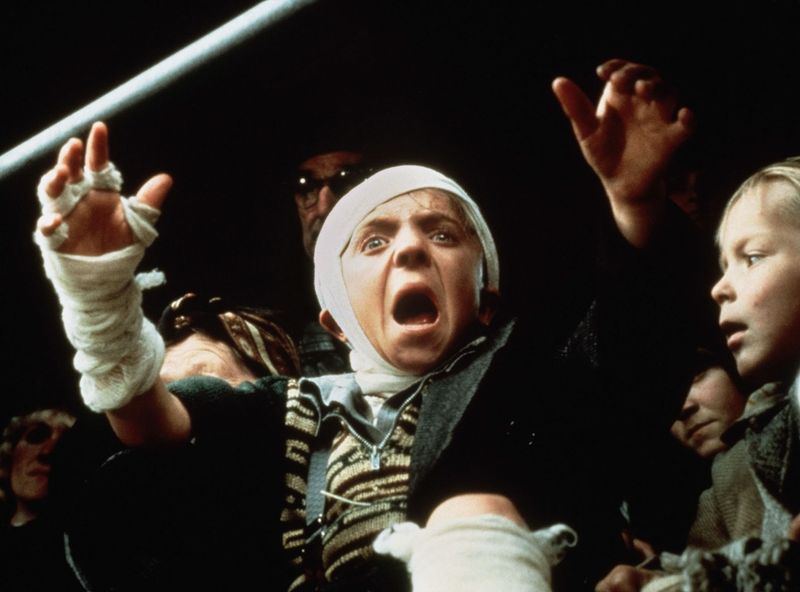 Seit seinem Sturz von der Kellertreppe hat Oskar (David Bennent) die unglaubliche Fähigkeit mit lauter, heller Stimme sogar Glas zum Zerspringen zu bringen. Als er sich von seiner Heimat Danzig verabschiedet, tut er das natürlich auch lautstark.