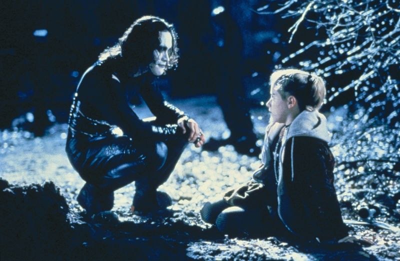 Auf seiner Reise zurück ins Leben besucht der ermordete Rock-Gitarrist Eric Draven (Brandon Lee) Sarah (Rochelle Davis), ein vernachlässigtes kleines Mädchen, dessen er sich zu Lebzeiten liebevoll angenommen hatte.