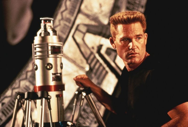 Colonel O'Neill (Kurt Russell) hat den Auftrag, das Sternentor zu sprengen.