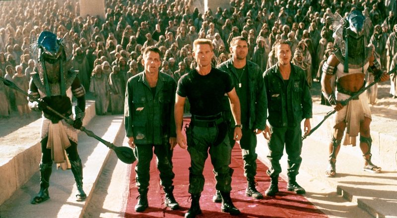 Sie stehen kurz vor der entscheidenden Schlacht, von links: Freeman (Christopher John Fields), Colonel O'Neill (Kurt Russell), Kawalsky (John Diehl) und Lieutenant Ferretti (French Stewart).
