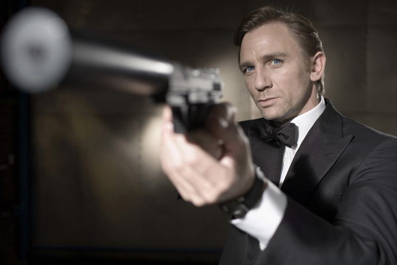 Er ist der aktuelle 007: Daniel Craig spielte den Geheimagenten in bereits fünf Filmen, zuerst war er 2006 in "Casino Royale" (Bild) zu sehen. Craigs vermutlich letzter Einsatz als James Bond, der Film "Keine Zeit zu sterben", wurde unlängst aufgrund der Corona-Pandemie mehrfach verschoben (aktueller Starttermin: 30. September 2021).