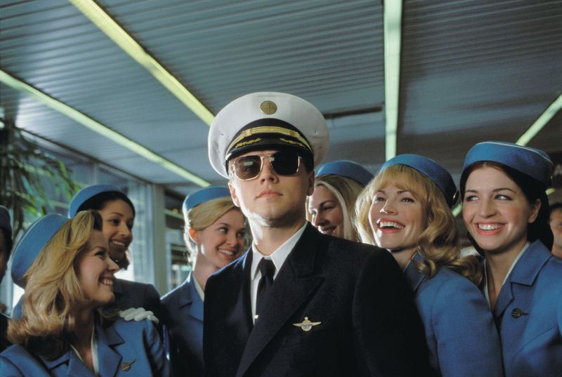 Steven Spielberg, Tom Hanks und Leonardo DiCaprio - wenn drei Genies zusammenarbeiten, muss etwas Gutes dabei herauskommen. Der Beweis: die Gaunerkomödie "Catch Me If You Can" (2002). Der Film erzählt die wahre Geschichte von Frank W. Abagnale. Der Hochstapler gab sich im Amerika der 60er-Jahre als Co-Pilot und Arzt aus - und erschwindelte sich mit putzigen Methoden mehr als nur eine Handvoll Dollar.