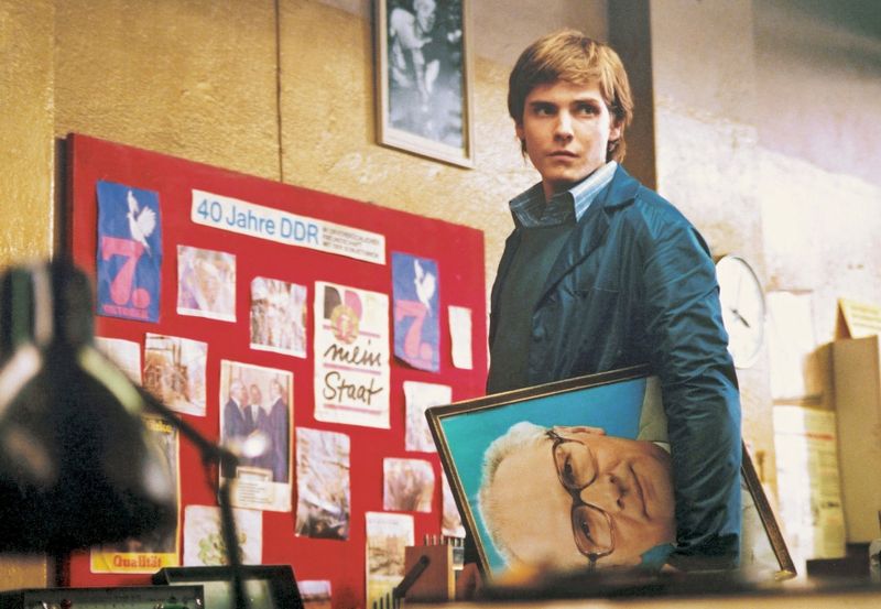 Wenn es um die Gunst der Zuschauer geht, halten deutsche Filme mit Produktionen aus Hollywood locker mit. Auffällig dabei: Die größte Zugkraft haben Komödien wie etwa "Good Bye, Lenin!!" (Bild; TV-Ausstrahlung am 31. Mai, 21.45 Uhr, 3sat). Aber auch Kinderfilme und Romanadaptionen locken die Menschen hierzulande zuverlässig in die Kinos. Die Galerie zeigt die 20 erfolgreichsten deutschen Filme aller Zeiten. 