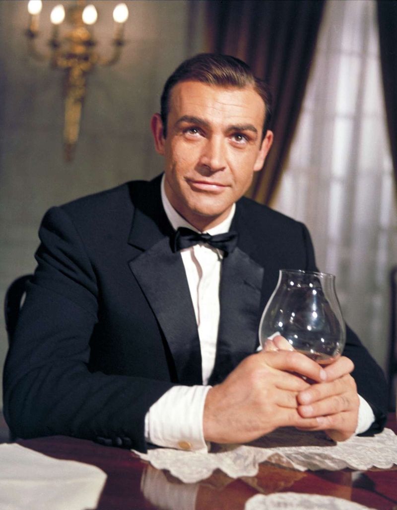 Ein echter Mann mit Stil: James Bond (Sean Connery) gönnt sich selbst im Kampf gegen Bösewicht Auric Goldfinger genüsslich ein Glas Wein.