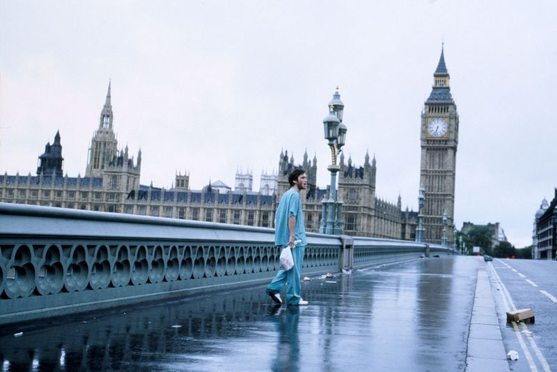 Ein phänomenaler Zombiestreifen, mit dem "Trainspotting"-Regisseur Danny Boyle trotz des geringen Budgets 2002 Maßstäbe setzte: Der junge Fahrradkurier Jim (Cillian Murphy) wacht in "28 Days Later" allein in einem Krankenhaus im menschenleeren London auf. Was er nicht weiß: Ein Virus hat die Menschheit in mörderische Bestien verwandelt. Schon bald bleibt ihm nichts anders übrig, als ums Überleben zu kämpfen.