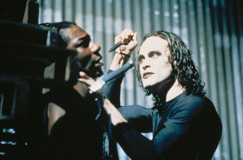 Brandon Lee (rechts, mit Laurence Mason) starb 1993 bei den Dreharbeiten zu "The Crow - Die Krähe": Vielleicht waren es die mysteriösen Begleitumstände, die dem düsteren, aber kitschigen Film in den deutschen Kinos ein Jahr später 1.257.068 Besucher bescherte. Vielleicht lag es auch am Soundtrack mit Rage Against The Machine, Nine Inch Nails und Pantera.