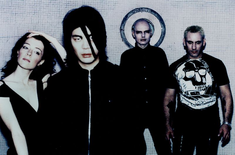 Mit "Mellon Collie And The Infinite Sadness" nahmen die Smashing Pumpkins einen der großen Meilensteine der 1990er-Jahre auf. Nun wird das Meisterwerk der Alternative-Rock-Legenden um Sänger Billy Corgan (zweiter von rechts) 30 Jahre alt. Ein guter Anlass, um auf die besten Alben der 90-er zurückzublicken ...