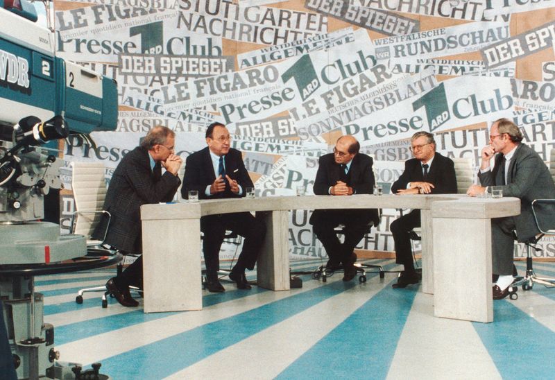 Geschichte wurde gemacht: Der damalige WDR-Intendant Fritz Pleitgen, Bundesaußenminister Hans-Dietrich Genscher, Dieter Thoma, Bundesminister Rudolf Seiters und ARD-Chefredakteur Martin Schulze beim "Presseclub" am 01.10.1989. 
