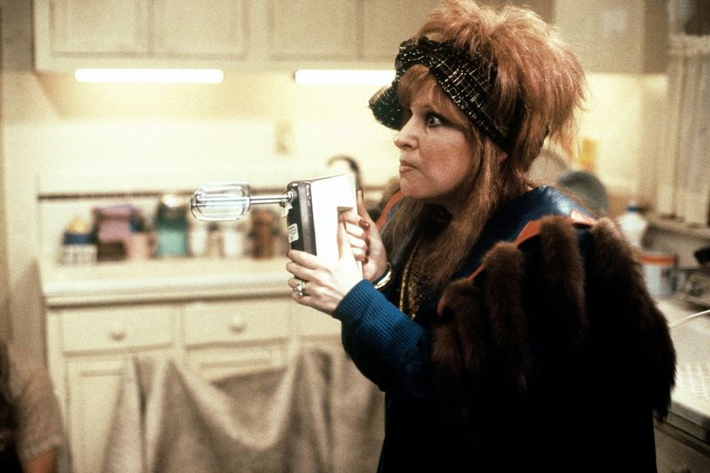 Ihre Karriere startete sie als Sängerin, 1974 gewann Bette Midler den Grammy als beste Newcomerin, fünf Jahre später wurde sie für ihre Rolle im Musikdrama "The Rose" für einen Oscar nominiert. Berühmt wurde sie allerdings durch eine ganze Reihe von Kultkomödien - etwa "Die unglaubliche Entführung der verrückten Mrs. Stone" (Bild, 1986), "Nichts als Ärger mit dem Typ" (1987) und "Der Club der Teufelinnen" (1996).