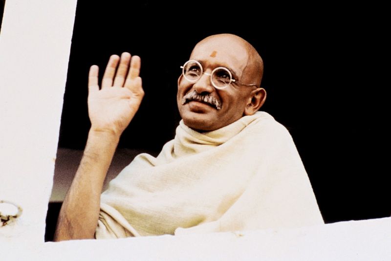 "Er träumte nicht vom Frieden, sondern erzwang ihn mit friedlichen Mitteln": Regisseur Richard Attenborough war ein großer Bewunderer von Mahatma Gandhi, nach 20 Jahren Vorbereitung brachte er 1982 endlich sein Meisterwerk über den berühmten indischen Unabhängigkeitskämpfer in die Kinos. "Gandhi" wurde für elf Oscars nominiert, von den acht Auszeichnungen ging eine an Hauptdarsteller Ben Kingsley (Bild).