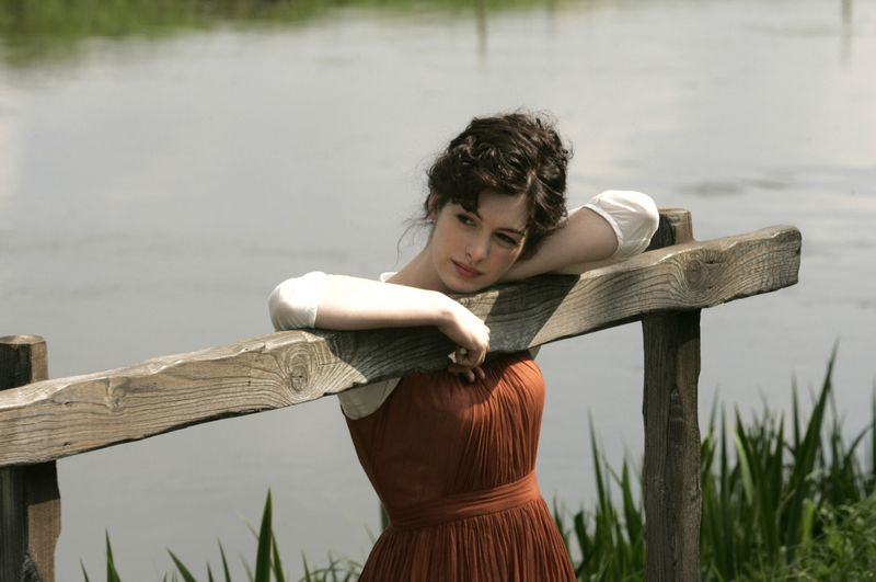 Dass Jane Austen hinter Romanen wie "Emma" und "Stolz und Vorurteil" steckte, erfuhren ihre Leser erst nach ihrem Tod. All ihre Werke veröffentlichte die Schriftstellerin, die in "Geliebte Jane" von Anne Hathaway verkörpert wurde, mit der Angabe "Von einer Lady". Einer ihrer sechs Brüder war es, der das Geheimnis schließlich lüftete.