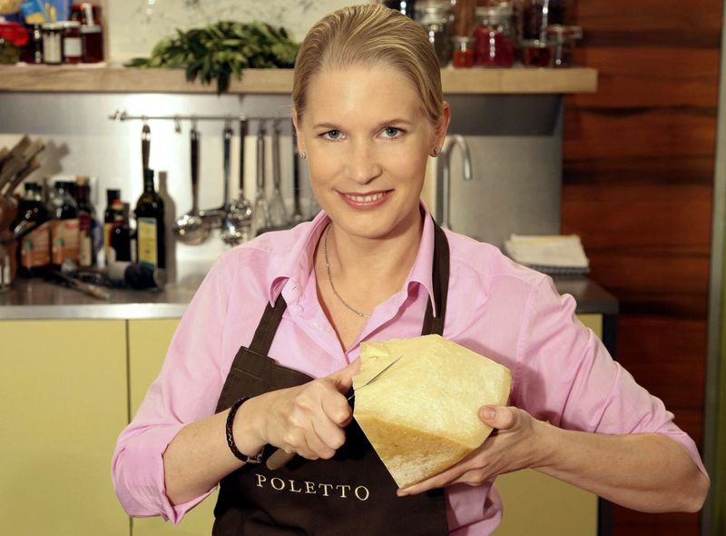 Cornelia Poletto bedient auch unternehmerisch gern mehrere Kochplatten auf einmal - als Fernsehmoderatorin, Buchautorin und Restaurantbetreiberin. Die Sterneköchin war von 2015 bis 2019 bei "The Taste" (SAT.1). Zudem kennt man sie von "Polettos Kochschule", "Lanz kocht", "Kerners Köche", "Die Küchenschlacht", "ARD Buffet", "Topfgeldjäger".