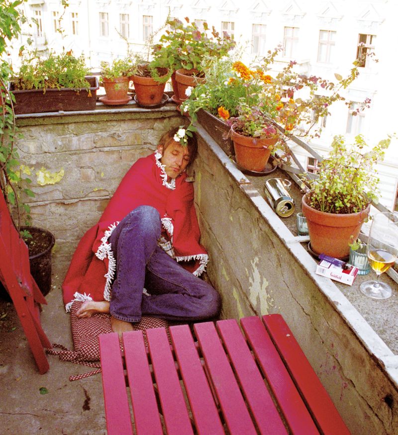 Ronald (Andreas Schmidt) hat es zu weit getrieben. Die Strafe folgt auf dem Fuß: Er muss eine Nacht auf dem Balkon verbringen.
