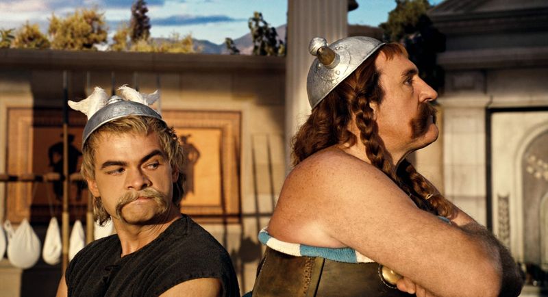 Asterix (Clovis Cornillac, links) und Obelix (Gérard Depardieu) streiten sich mal wieder, aber bis zum Start der Olympischen Spiele müssen sie sich wieder vertragen haben.