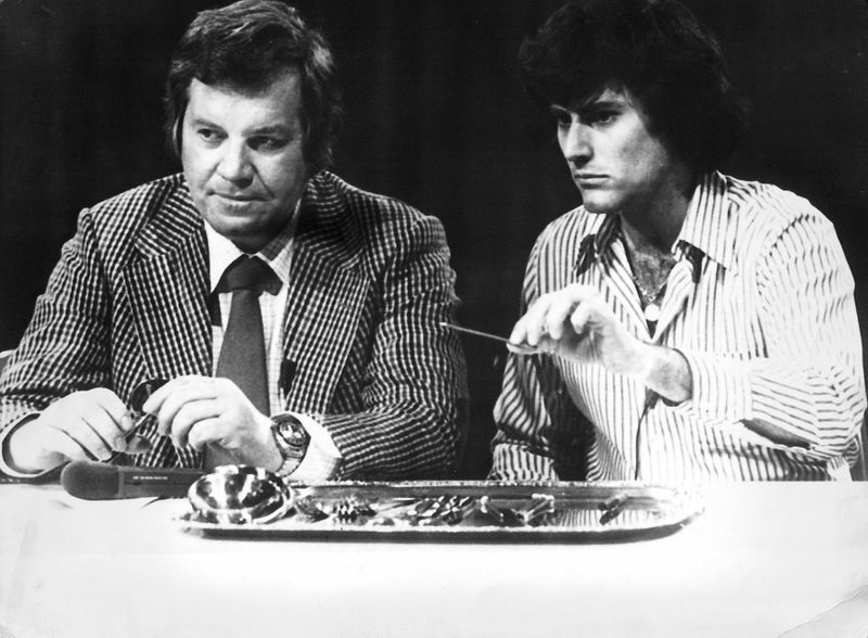 Als beim Fernsehen noch alle zuguckten: Uri Geller verbiegt 1974 Löffel bei Wim Thoelke (1927 - 1995). Der Moderator führte durch 219 Ausgaben der Quizshow "Der große Preis", die auch durch die von Loriot gezeichneten Figuren Wum ("Thöööölke!") und Wendelin zum TV-Klassiker wurde. Seine Karriere hatte Thoelke indes bei einer anderen Sendung begonnen ...