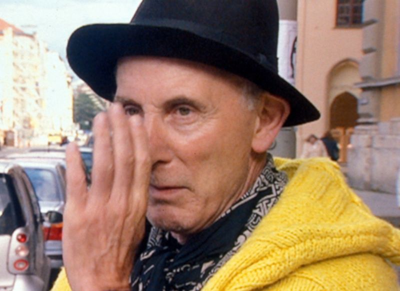 Herbert Achternbusch wurde 83 Jahre alt und verstarb in seiner Geburtststadt München (Bild aus dem Dokumentarfilm "Musen, Macht und Glamour - Die Welt der Maximilianstrasse" von Eckhart Schmidt).