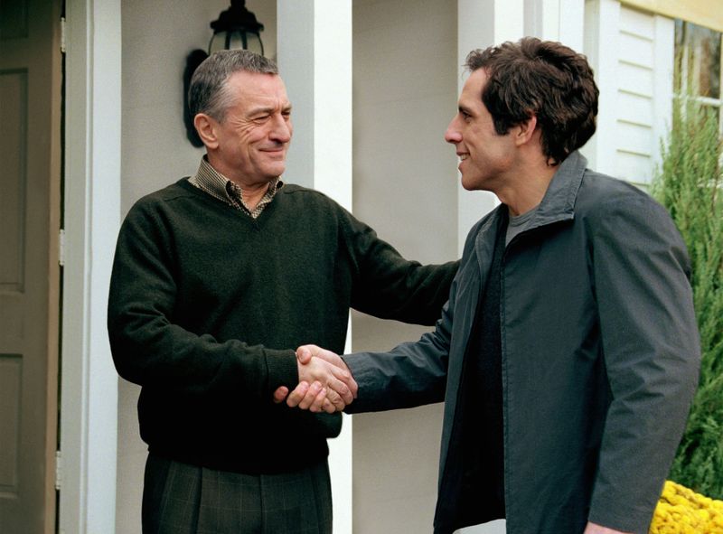 Noch ahnt Greg (Ben Stiller) nicht, was sein künftiger Schwiegervater (Robert De Niro, links) im Schilde führt.