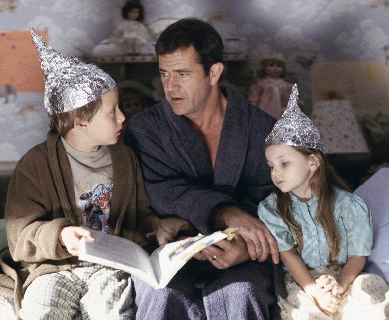Ex-Priester Graham Hess (Mel Gibson, Mitte) versucht, seinen Kindern Morgan (Rory Culkin, links) und Bo (Abigail Breslin) die Angst vor dem Unbekannten im Maisfeld zu nehmen.
