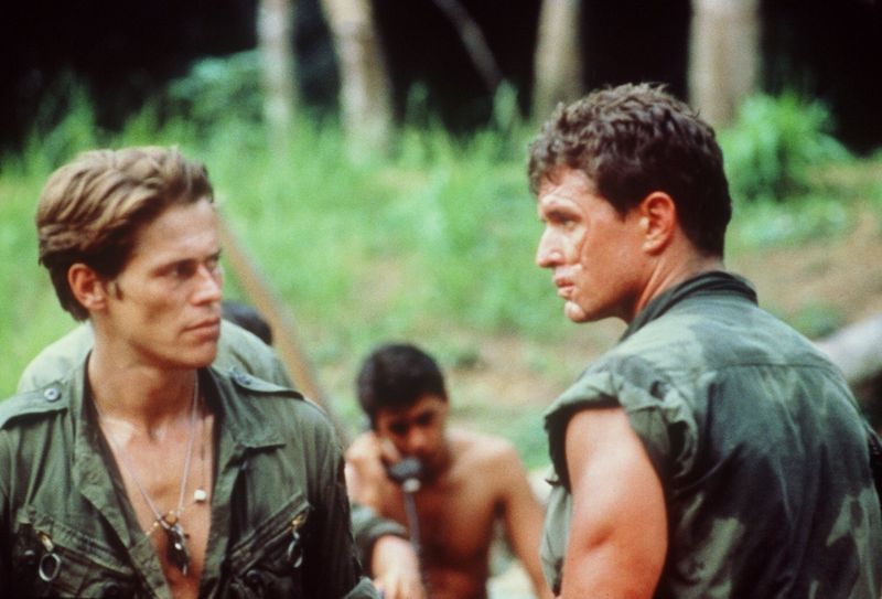 Sie haben einen mörderischen Auftrag und können sich gegenseitig nicht ausstehen: Sergeant Elias (Willem Dafoe, links) und Sergeant Barnes (Tom Berenger).