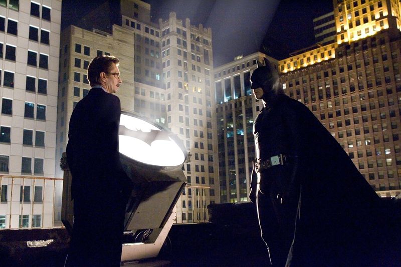 Der Polizist Jim Gordon (Gary Oldman, links) möchte Batman (Christian Bale) im Kampf gegen das Verbrechen in Gotham City auf seine Seite ziehen.