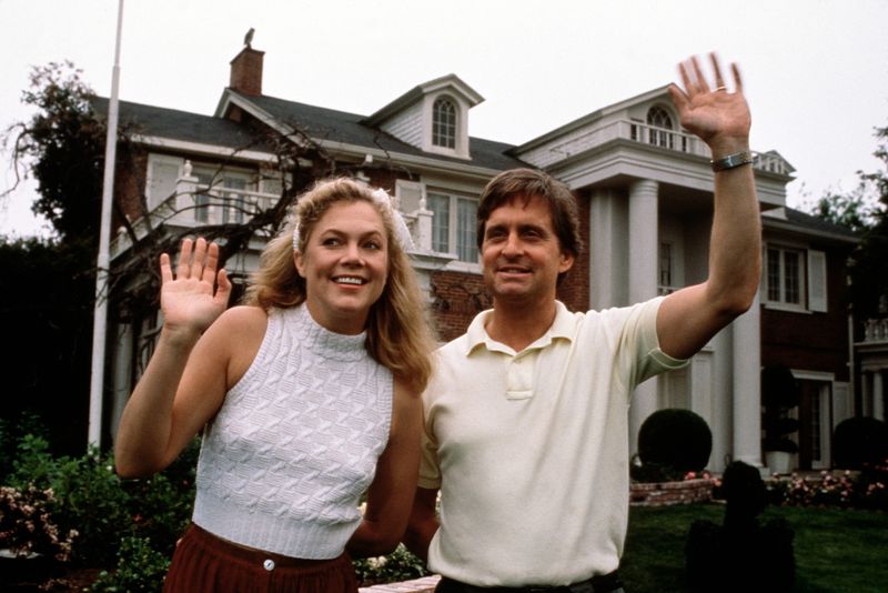 Alles fing so rosig an. Doch nach 17 Ehejahren haben sich Oliver (Michael Douglas) und Barbara (Kathleen Turner) nicht mehr viel zu sagen. Der einzige Ausweg liegt in der Scheidung, doch leichter gesagt als getan. Das schöne, große gemeinsame Haus wir zum Zankapfel. Keiner will klein beigeben, und so werden die Messer gewetzt, die Waffen geladen. Die Roses ziehen in den Rosenkrieg. 