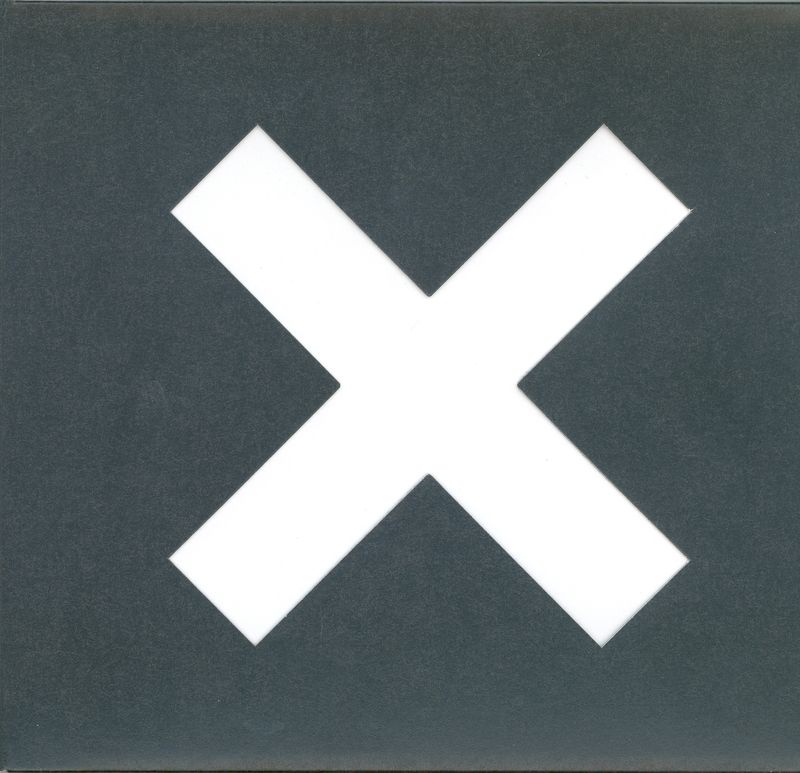 Cool oder unterkühlt? Mit kargen Beats, schwebenden Gitarrensounds und den flüsternden Stimmen von Romy Madley Croft und Oliver Sim schufen The xx auf ihrem Debüt "xx" (2009) einen einzigartigen Sound, der unzählige Indie- und Pop-Produktionen der folgenden Jahre beeinflusste. Was aber noch mehr als ihre Coolness beeindruckte: Die damals blutjunge Band hatte mit "Islands" und "Crystalized" auch großartige Songs, die zu zeitlosen Klassikern wurden.