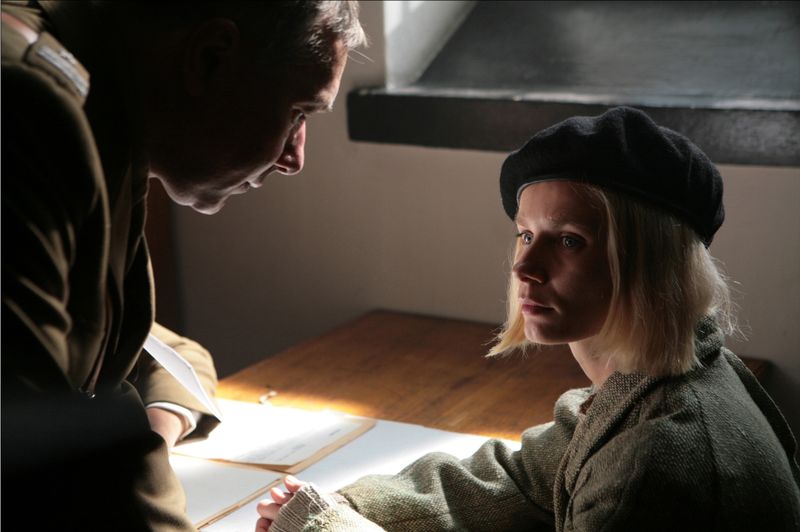 Aktive Geschichtsfälschung: Agnieszka (Magdalena Cielecka) muss eine Erklärung unterschreiben, die besagt, dass das Massaker von Katyn ein deutsches Verbrechen ist.