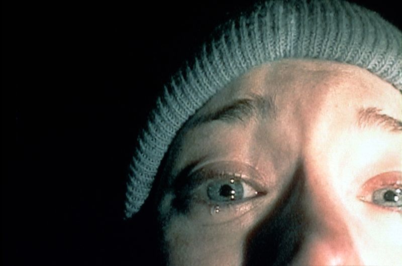 "Blair Witch Project" war 1999 eine regelrechte Horror-Sensation, was auch der ausgefuchsten Marketing-Strategie hinter dem Film geschuldet war: Viele Zuschauer hielten die Geschichte um ein paar Studenten, die sich im Rahmen eines Filmprojekts tief im Wald verlieren, für wahr. Der Hype war enorm, 2000 folgte der sehr aufwendigere, aber weitaus weniger populäre Nachfolger "Blair Witch 2". Der dritte Teil sollte erst 16 Jahre später erscheinen. 