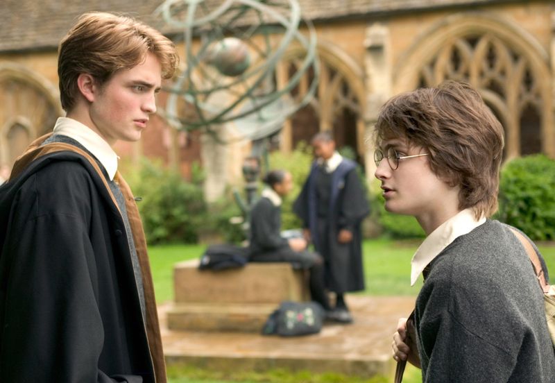 Robert Pattinsons Karriere begann gleich mit großen Schritte. Schon nach zwei kleinen Rollen sicherte er sich einen Auftritt in der Mammut-Produktion "Harry Potter und der Feuerkelch". Als Cedric Diggory (links) holte er mit Harry Potter (Daniel Radcliffe) den Sieg im "Trimagischen Turnier". Nur leider ereilte seinem Charakter ein abrupter Filmtod. Wie gut, dass er in seinem nächsten Projekt sowieso einen Toten spielen sollte ...