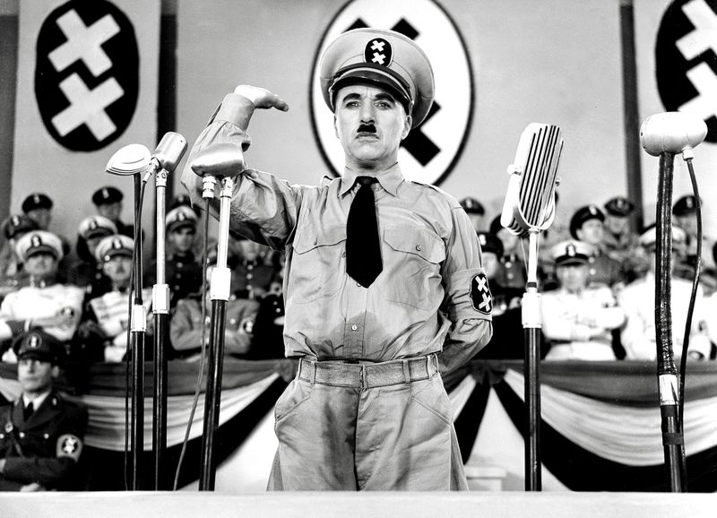 Für viele ist er der größte Komiker der Filmgeschichte: Charlie Chaplin (1889 bis 1977). Kein anderer verband so genial grandiosen Humor mit beißender Kritik an gesellschaftlichen Missständen - etwa in "Moderne Zeiten" oder als Hitler-Verschnitt in "Der große Diktator" (Bild).