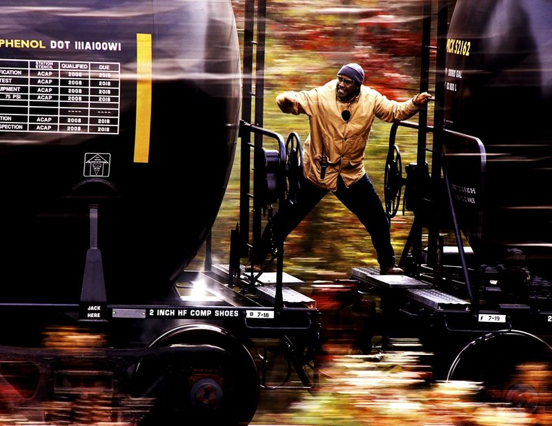 Hochexplosive Fracht: Frank Barnes (Denzel Washington) kämpft sich von einem Waggon zum nächsten in Richtung der führerlosen Lokomotive vor.