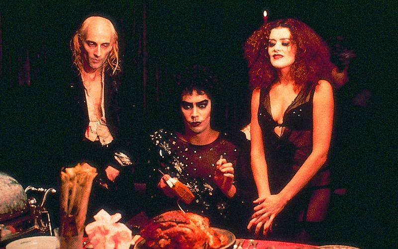 Wie nur ist der beispiellose Erfolg von "The Rocky Horror Picture Show" zu erklären? Mit der mitreißenden Musik? Der skurrilen Handlung um Liebende und Monster? Oder der Darstellerleistung wie der von Tim Curry (Mitte) als sadistischer Transvestit? Fakt ist: Das Filmmusical hat bis heute nichts von seiner Wirkung eingebüßt. Zum 50-jährigen Jubiläum des Kult-Films am 14. August zeigen wir die besten B-Movies aller Zeiten.