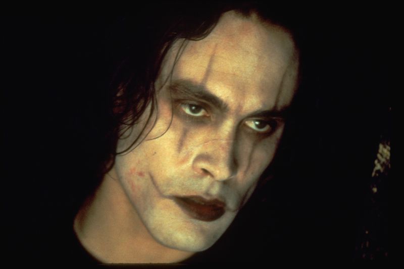 Brandon Lee starb mit nur 28 Jahren: Bis heute glauben viele nicht an einen Unfall am Filmset, sondern vermuten einen Racheakt der chinesischen Mafia.