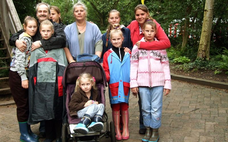 So fing alles an: Am 17. Januar 2011 zeigte RTLZWEI die erste Folge von "Die Wollnys - Eine schrecklich große Familie". Zu Beginn ihrer Karriere war die Familie noch in Originalbesetzung mit Vater Dieter (Zweiter von links) und Sohn Jeremy Pascal (hinten links) zu sehen.