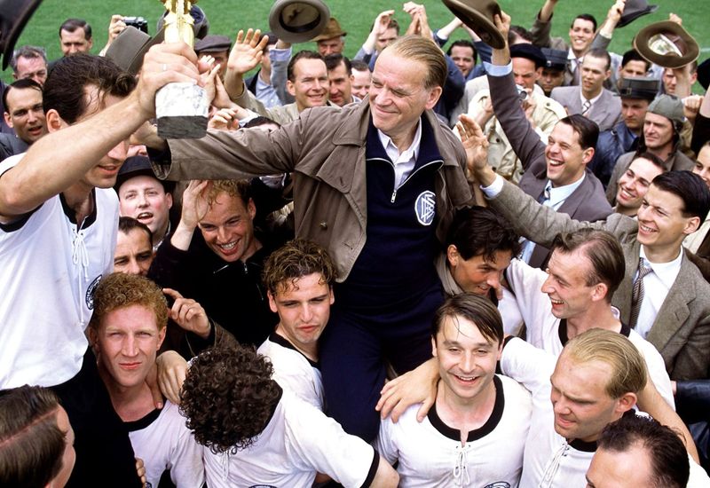 Niemand hat damit gerechnet, aber unter Sepp Herbergers (Peter Franke, Mitte) führender Hand gewann die deutsche Fußballnationalmannschaft tatsächlich die WM 1954 in Bern.