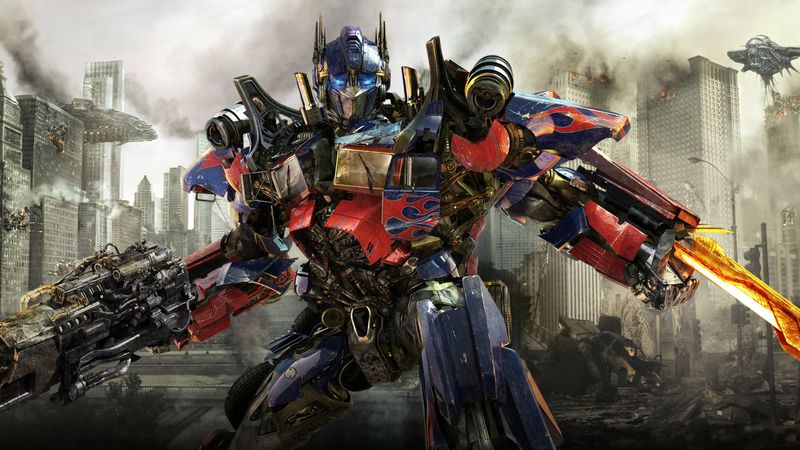 In "Transformers" stranden so genannte "Autobots" auf der Erde, wo sie den Krieg, der auf ihrer Heimatwelt Cybertron tobte, gegen die bösen Decepticons weiter austragen. Und der ach so kleine Mensch? Der gerät erst zwischen die Fronten und schlägt sich dann auf die Seite der Autobots. Denn er hat keine Wahl, wollen die Decepticons doch die Menschheit vernichten.