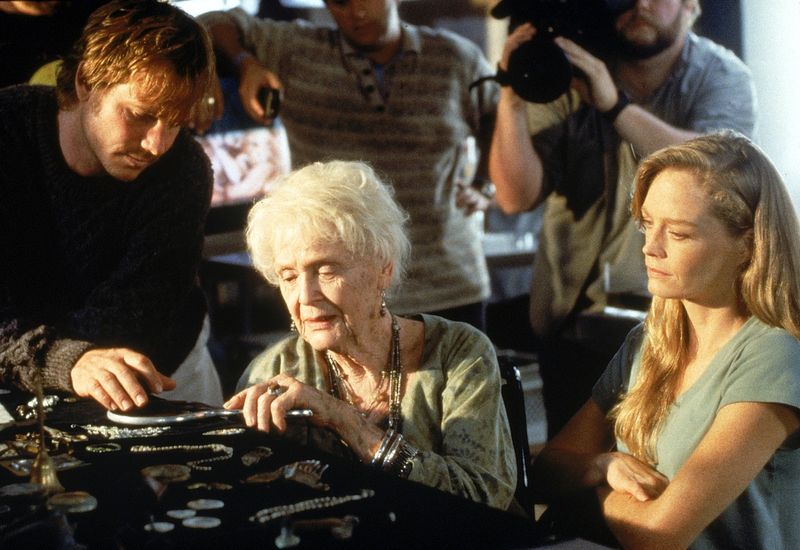 Am 28. September vor zehn Jahren verstarb Gloria Stuart (Mitte). 1997 wurde die Schauspielerin für einen Oscar für ihre Rolle als Rose in "Titanic" (das Foto entstand beim Dreh) nominiert. Stuart war damals 87 Jahre alt - Rekord!
