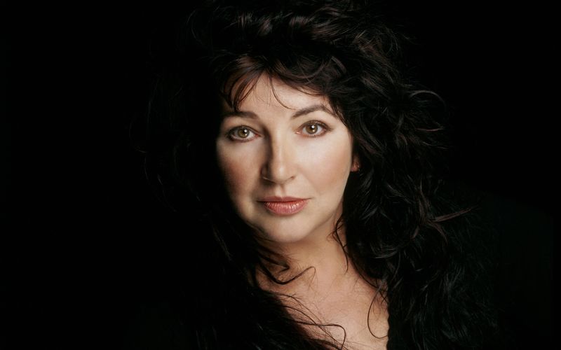 Sängerin Kate Bush hat allen Grund zur Freude: Ihr Hit "Running Up That Hill" erreicht nach 37 Jahren wieder die Charts.