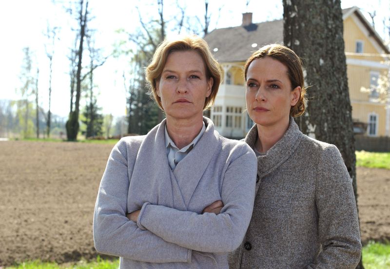 Inspektorin Vivi Sundberg (Claudia Michelsen, rechts) und Richterin Brigitta Roslin (Suzanne von Borsody) verfolgen unterschiedliche Spuren.