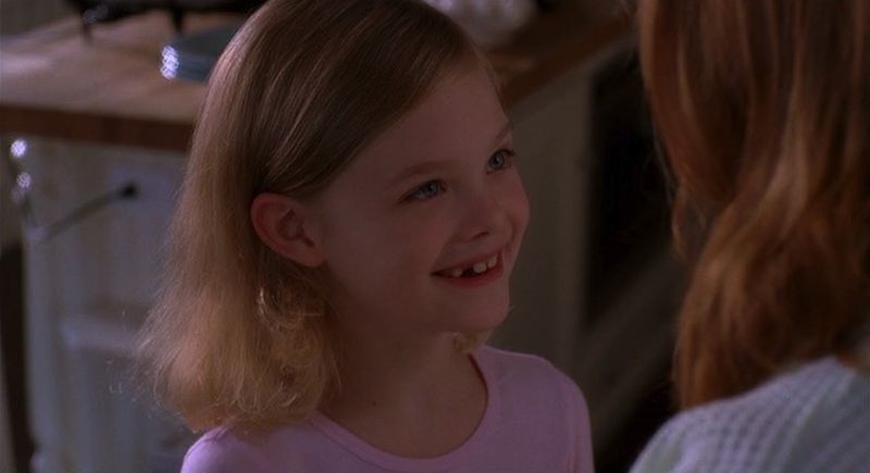 Elle Fanning war einst ein süßer Fratz! Schon im Kindesalter stand sie regelmäßig vor der Kamera, wie hier in "The Nines - Dein Leben ist nur ein Spiel" (2007). Bei ihrem Kurzauftritt im Drama "Ich bin Sam" (2001) an der Seite von Sean Penn, Michelle Pfeiffer und ihrer großen Schwester Dakota war Fanning erst drei Jahre alt. 