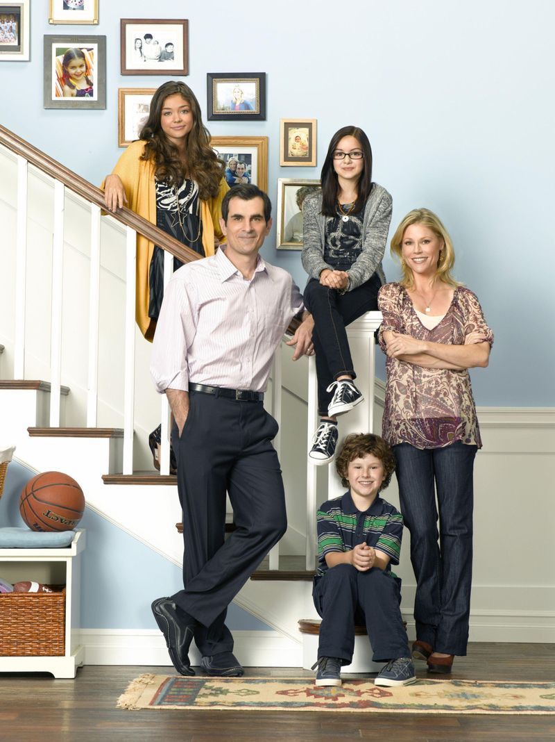Nicht nur wegen der drei Kinder ist bei den Dunphys immer was los: Familienvater Phil (Ty Burrell) hat oft die irrsinnigsten Pläne und Vorstellungen, denen er mit kindlicher Naivität und sehr zum Leidwesen seiner Frau hinterherjagt.