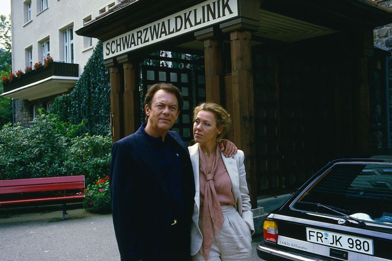 Traumpaar der deutschen Serienlandschaft: Gaby Dohm und Klausjürgen Wussow spielen die Hauptrollen in der "Schwarzwaldklinik" (abrufbar in der ZDF-Mediathek).