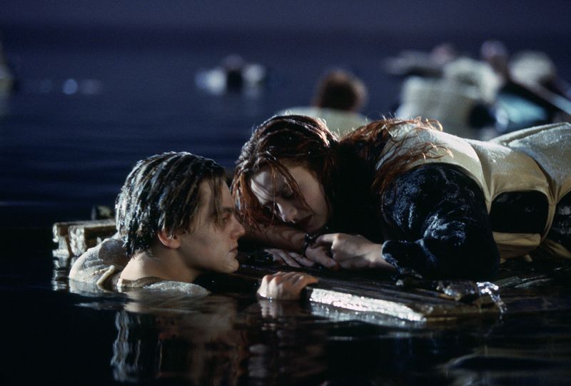Wer kennt diese Szene nicht: Leonardo DiCaprio sinkt langsam ins Dunkel des Meeres, während Kate Winslet auf einer Holztür überlebt.