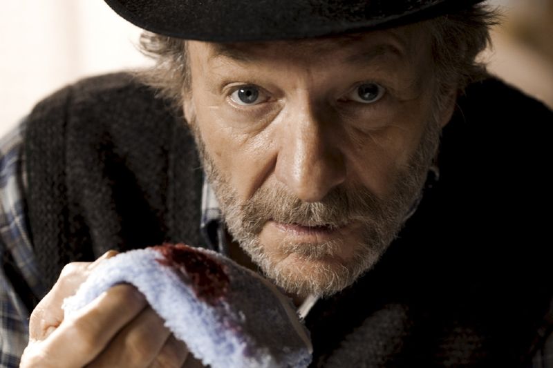 Kauziger Nachbar oder schlimmer Psychopath? Willy Kamrad (Franz Xaver Kroetz) gibt im ZDF-Thriller "Die Tote im Moorwald" Rätsel auf.