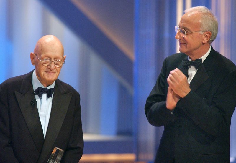 Beim Deutschen Fernsehpreis 2002 erhielt Wolfgang Menge (links) den Ehrenpreis der Stifter. Fritz Pleitgen hielt die Laudatio.