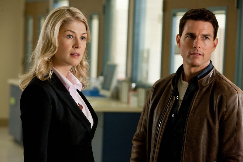 Helen (Rosamund Pike) ist die Anwältin des Ex-Soldaten Barr, den man für den Sniper hält. Von Jack Reacher (Tom Cruise) erhofft sie sich entlastende Beweise für ihren Mandanten.