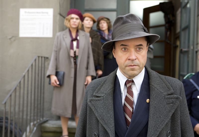 Albert Goldmann (Jan Josef Liefers), der für die SPD im Reichstag sitzt, schmuggelt gefährliche Fracht ins zunehmend nach rechts driftende Deutschland.