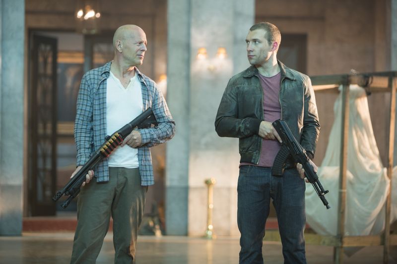 Jack McClane (Jai Courtney, rechts) und sein Vater John McClane (Bruce Willis) machen gemeinsame Sache, um sich gegen die Angreifer zur Wehr zu setzen.