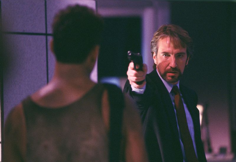 In "Stirb langsam" (1988) gab Alan Rickman überzeugend fies den deutschen Terroristen Hans Gruber, den man in der deutschen Synchronfassung kurzerhand zum Iren Jack Gruber machte - was Jahre später im dritten Teil der Reihe noch für Verwirrung sorgen sollte. Dass Rickman eigentlich Brite ist und in der Originalfassung ein ziemliches Kauderwelsch-Deutsch sprach, war den meisten Zuschauern egal.