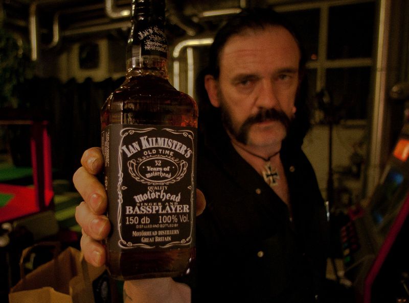 In den über vier Jahrzehnten seiner Karriere war der den Drogen nicht abgeneigte Ian Fraser Kilmister alias Lemmy mit der charakteristischen Reibeisenstimme häufig dabei, wenn Rockgeschichte geschrieben wurde. An seiner Seite nicht selten: Sein Lieblingswhiskey.